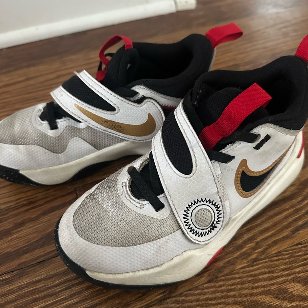 Nike Kids' basketball White and Gold Sneakers